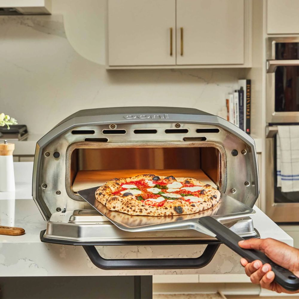 KL35591 Ooni Volt Electric Pizza Oven with cooked pizza